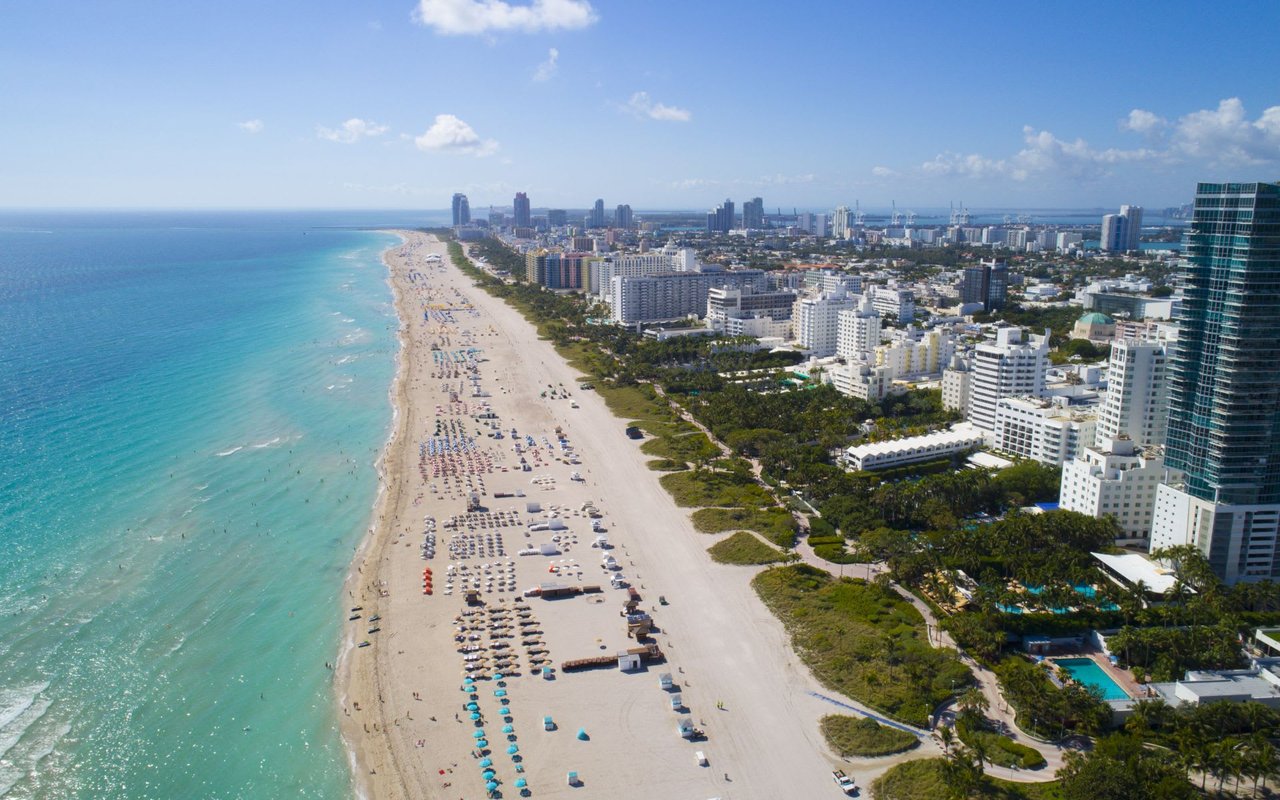 Miami Beach vista aérea com praia e mar azul