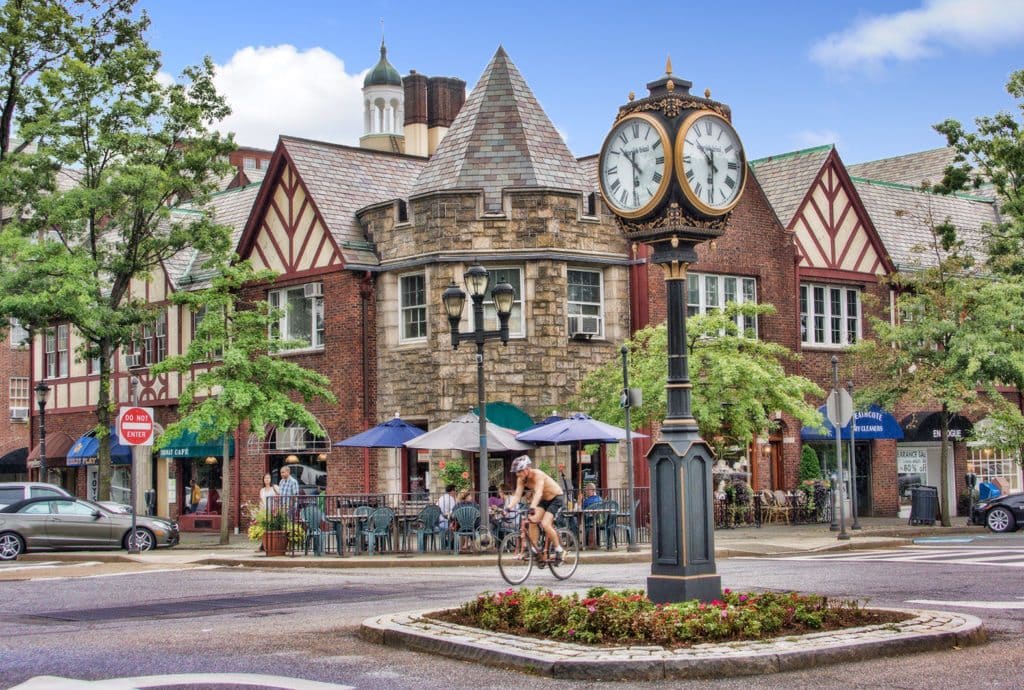 Scarsdale Village Center 钟楼、餐厅与小镇街景