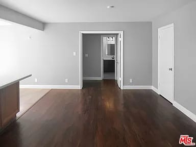 99 Streamwood photo 3