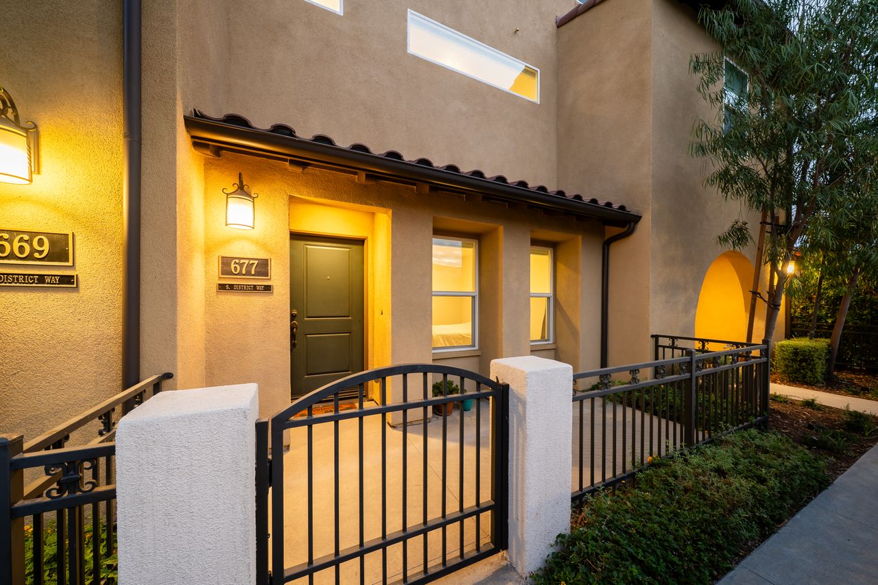 677 S District Way photo 2