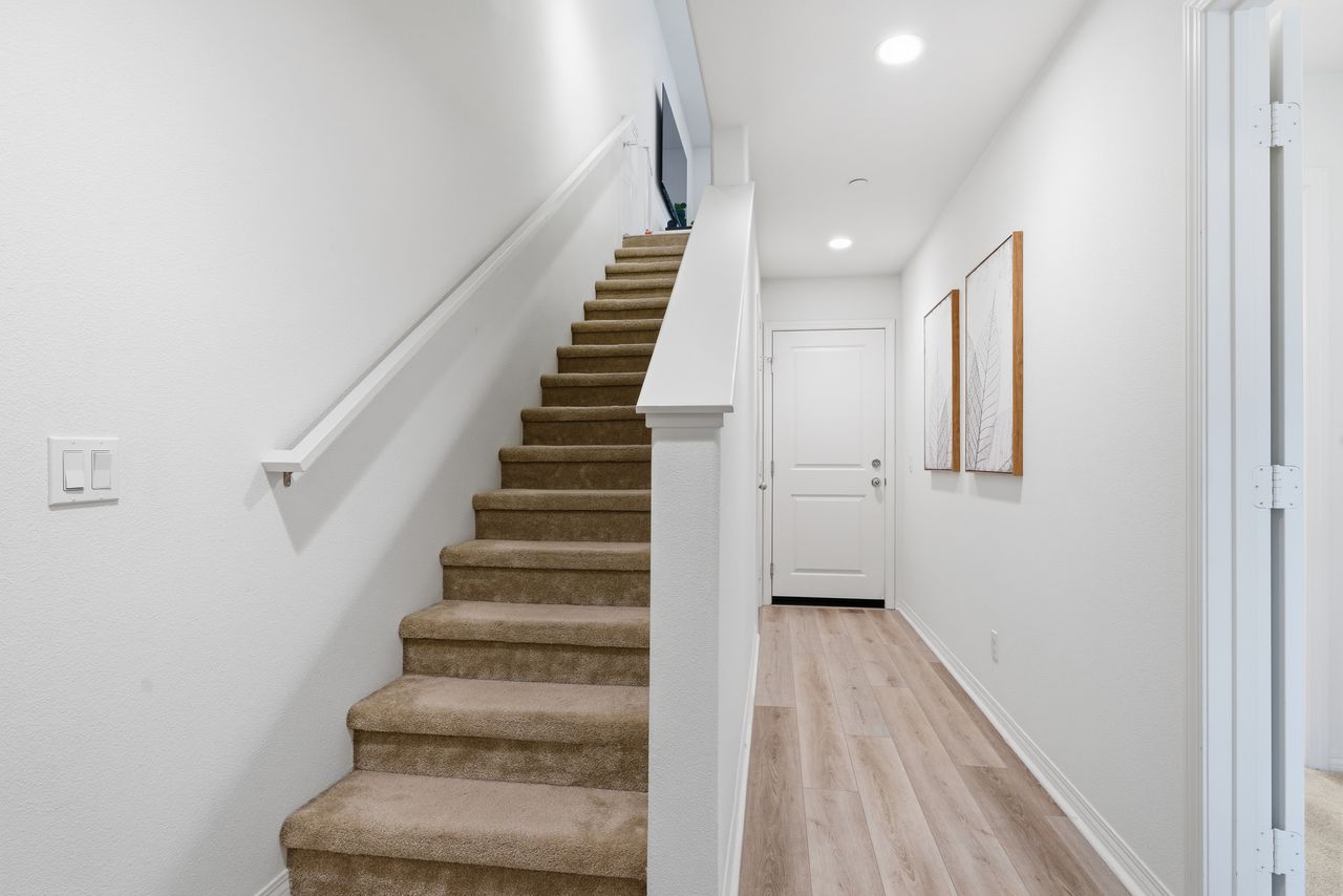 677 S District Way photo 4