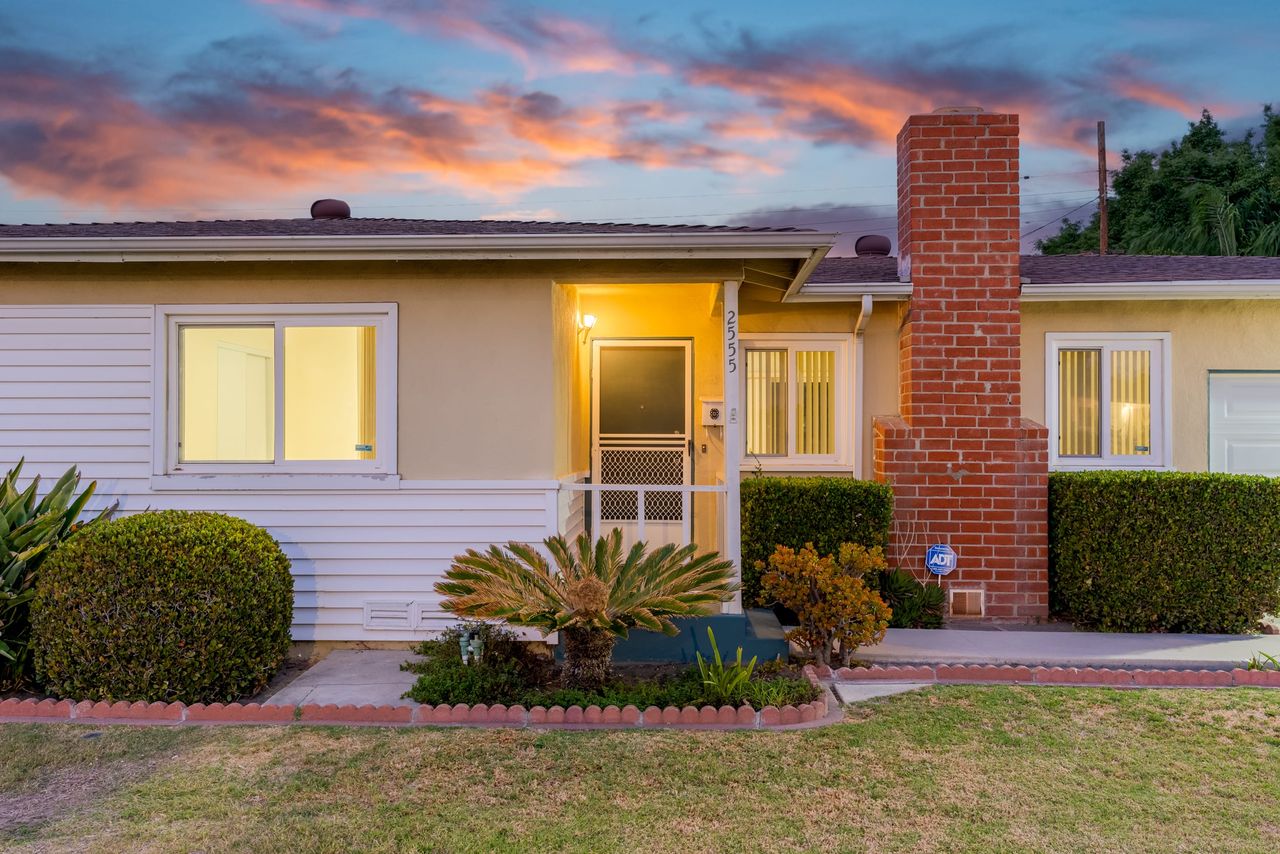 2555 W Heffron Dr photo 4