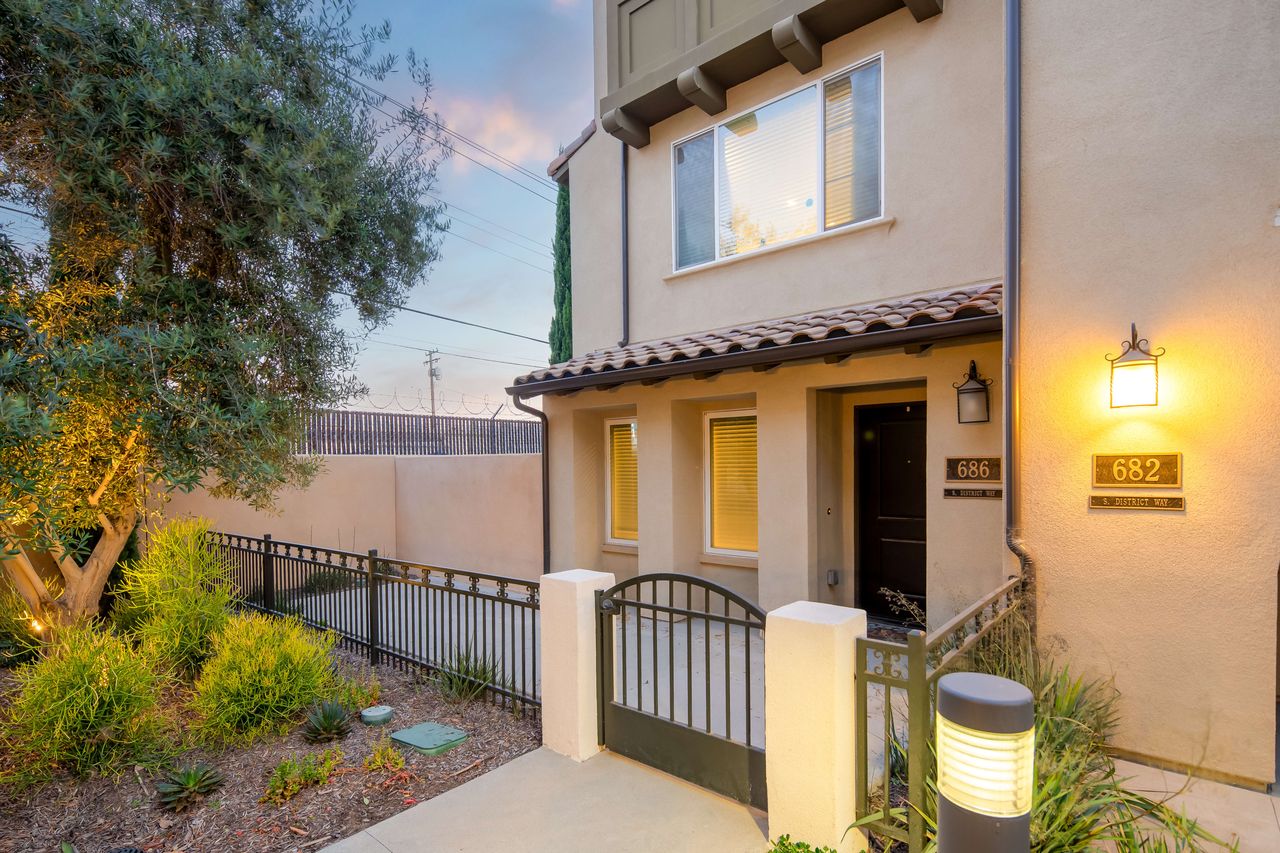 686 S District Way photo 2