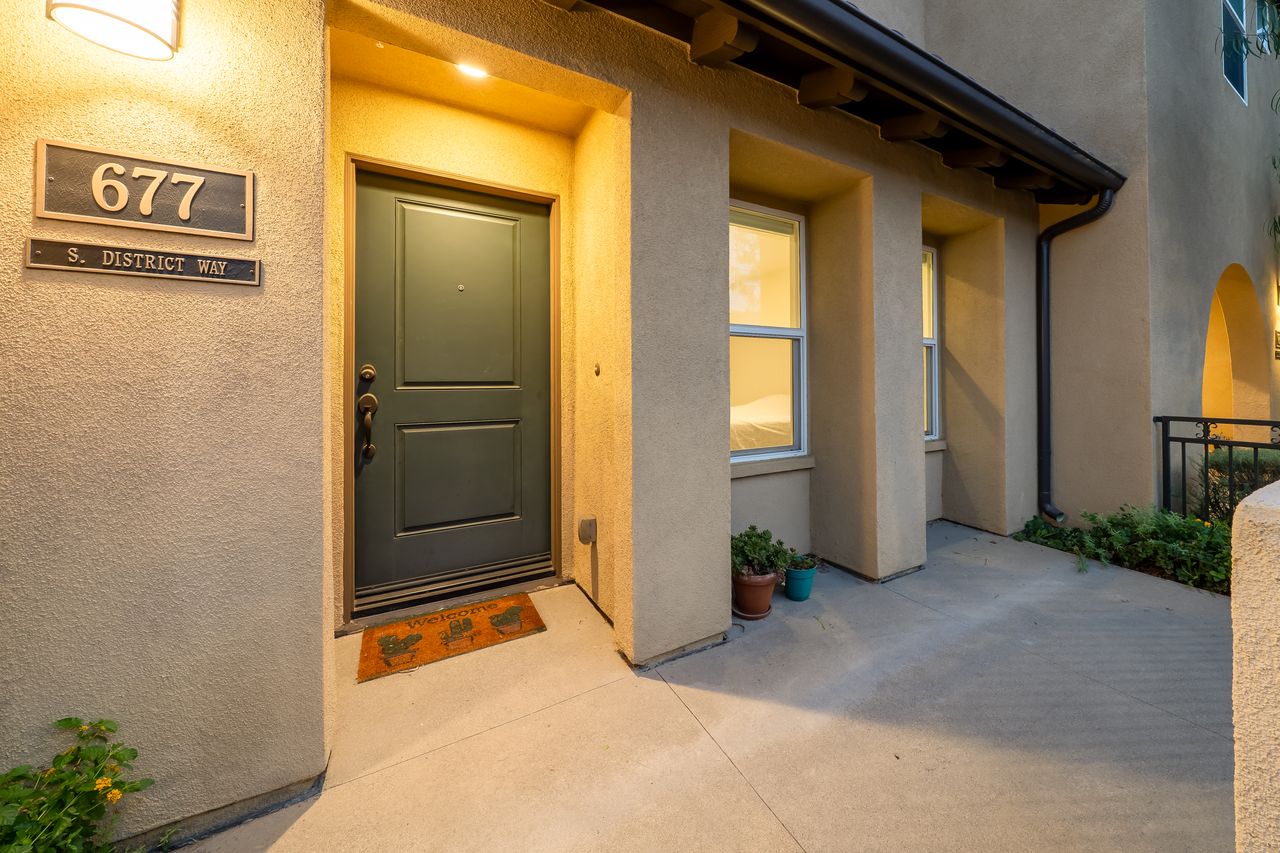 677 S District Way photo 3