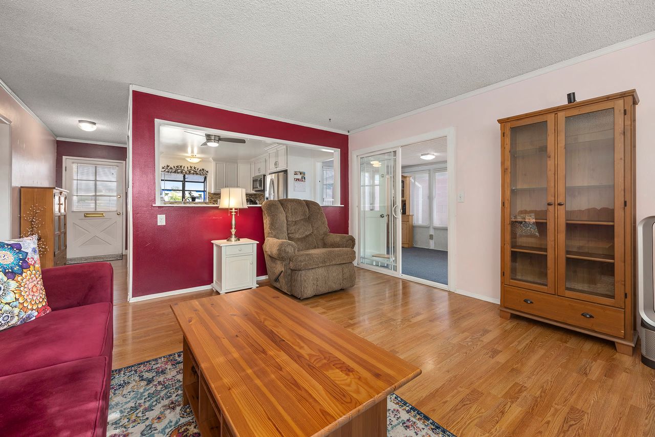 828 Invergarry St. photo 9