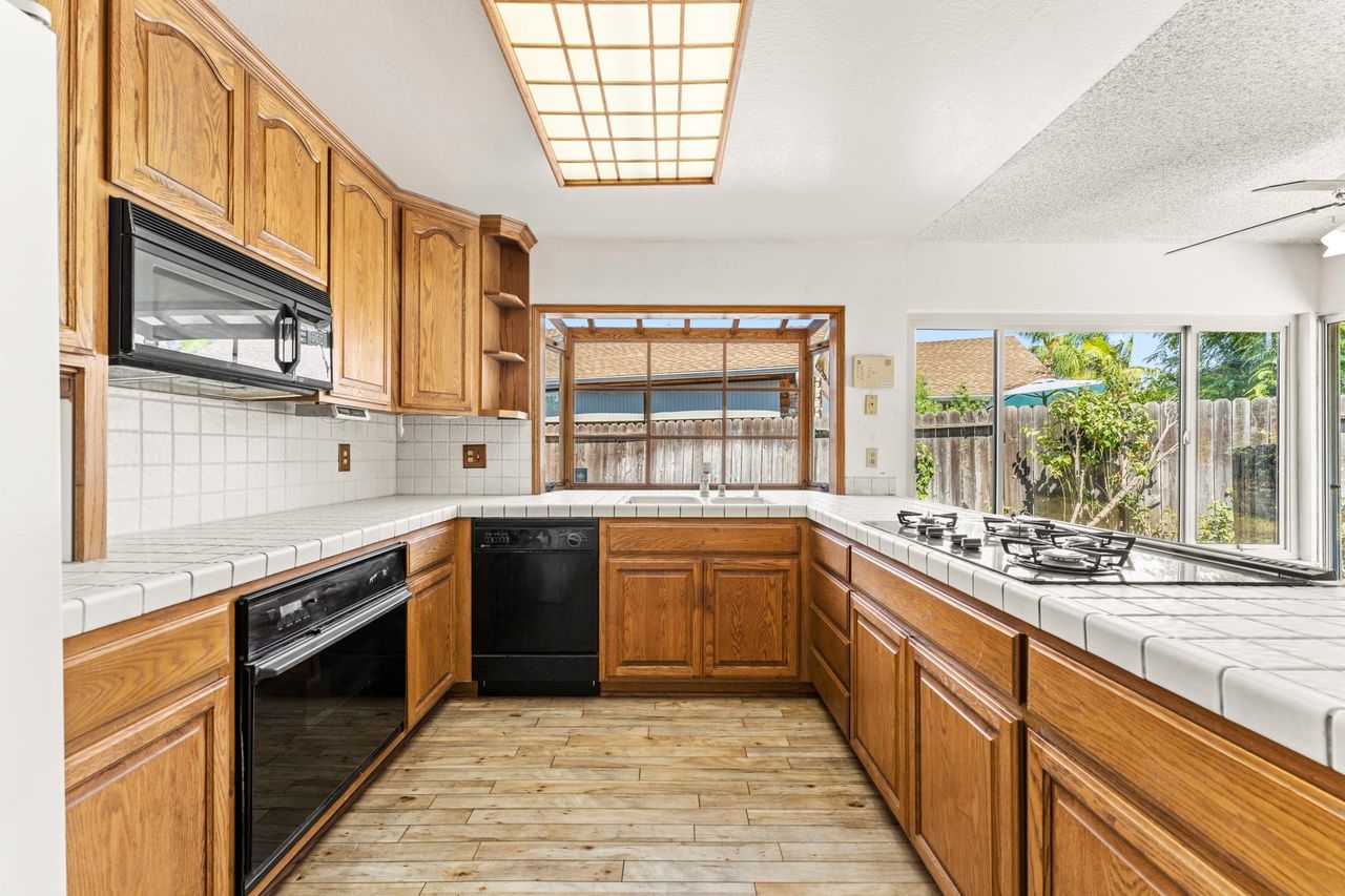 23992 Woodstone St photo 10