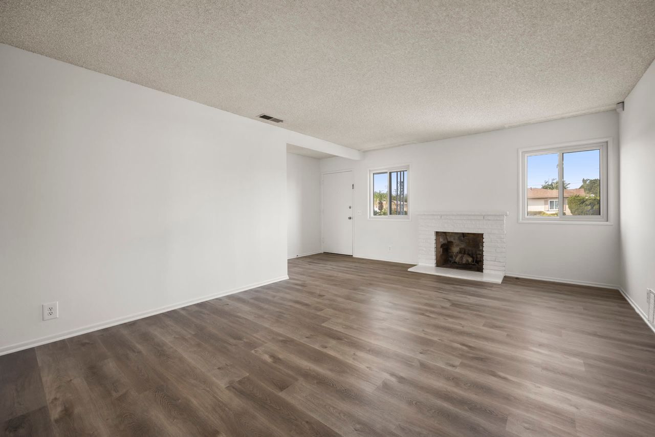 2558 W Heffron Dr photo 5
