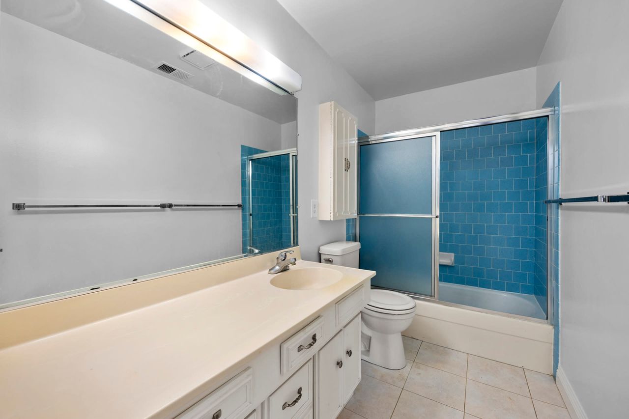 2558 W Heffron Dr photo 8