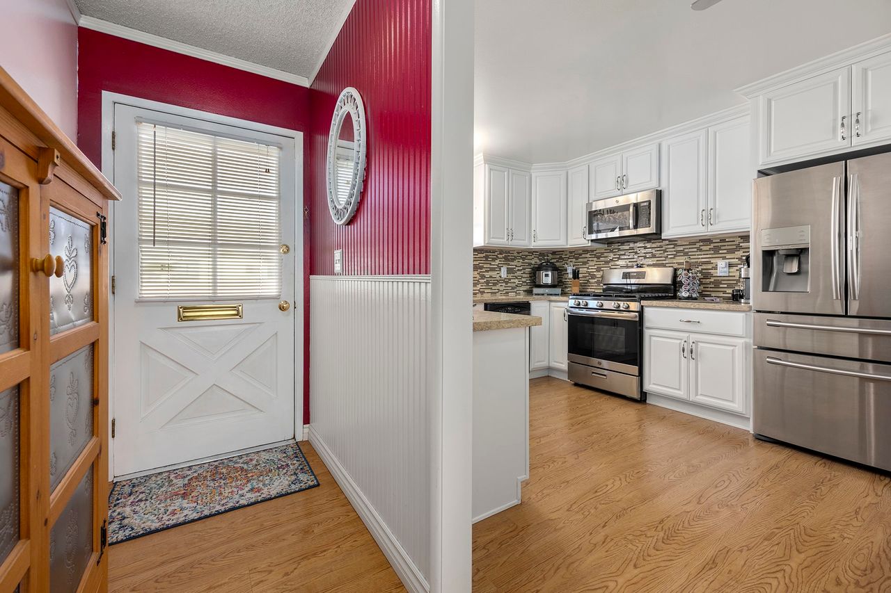828 Invergarry St. photo 4