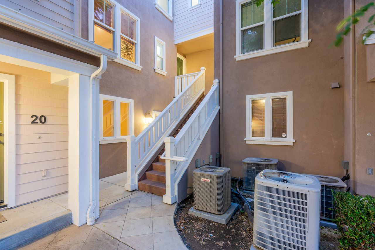 22 Valmont Way photo 3