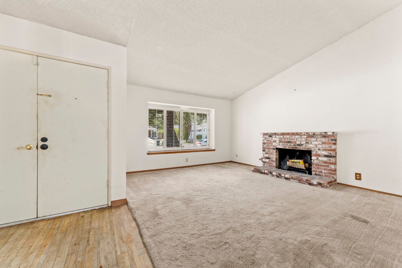 23992 Woodstone St photo 4