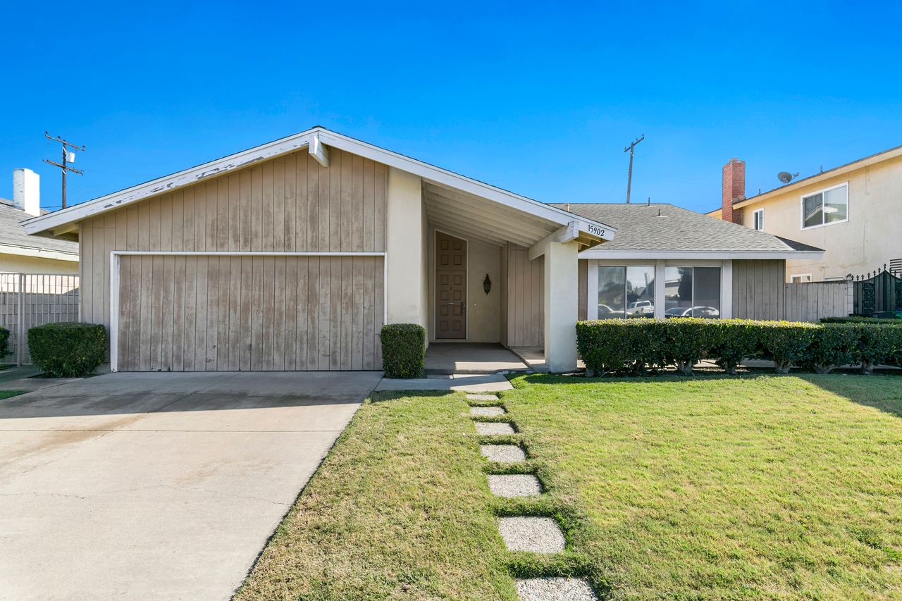 15902 Plumwood Street photo 2