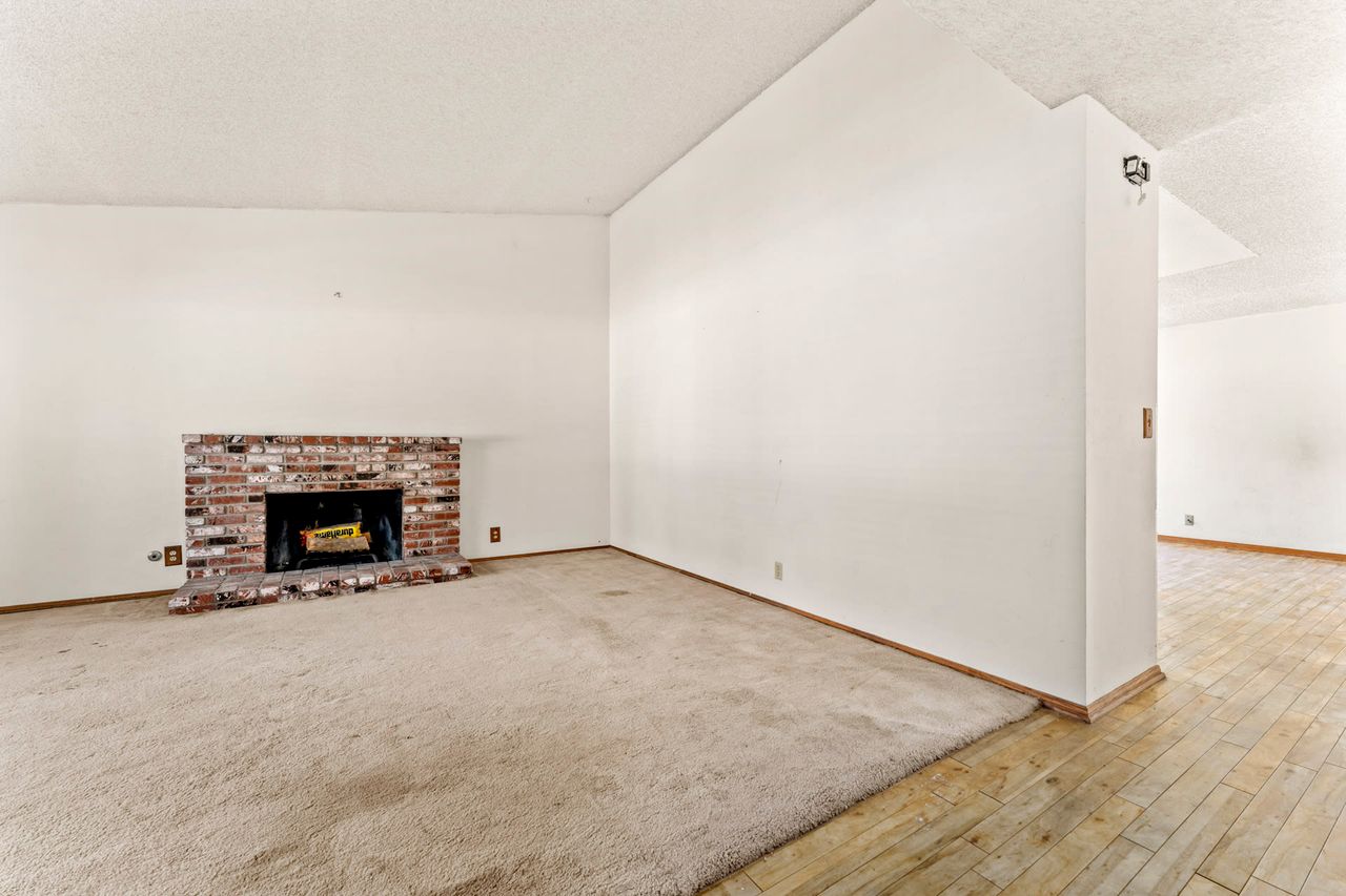23992 Woodstone St photo 3