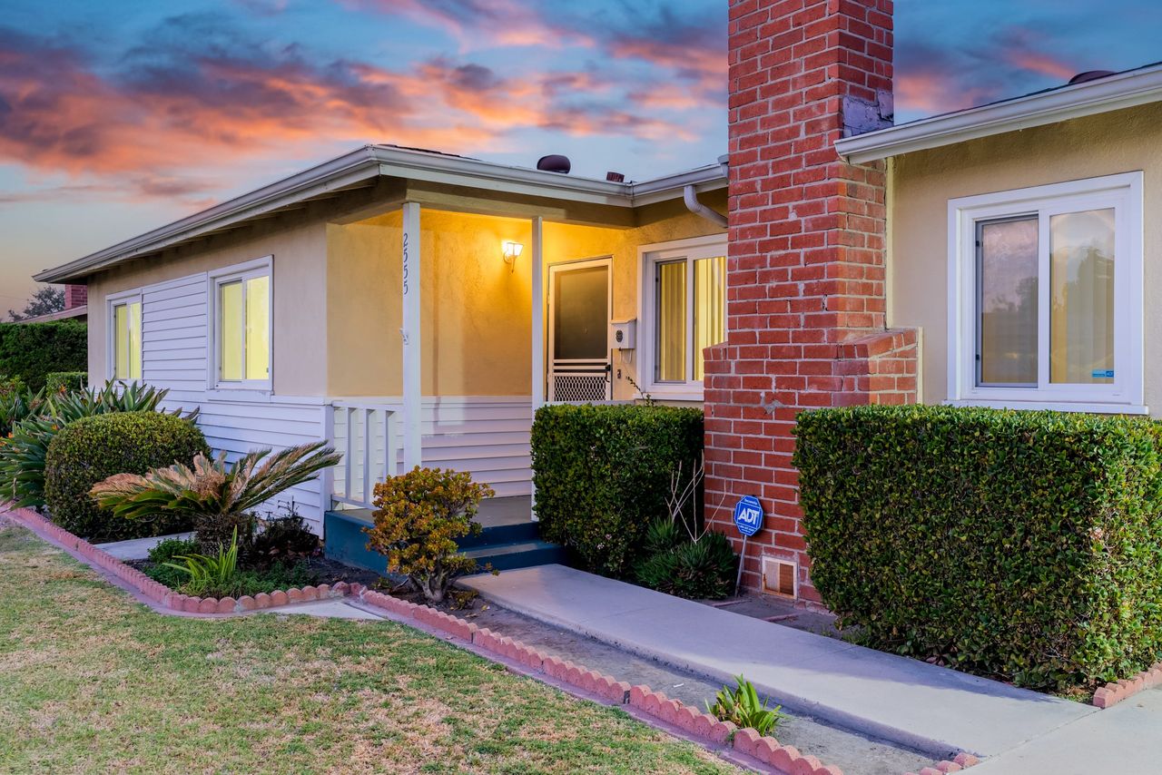 2555 W Heffron Dr photo 5