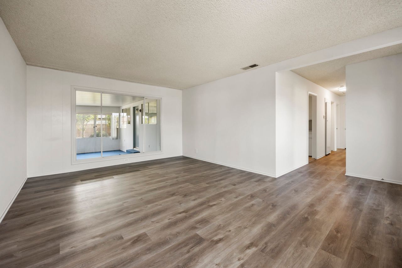 2558 W Heffron Dr photo 6