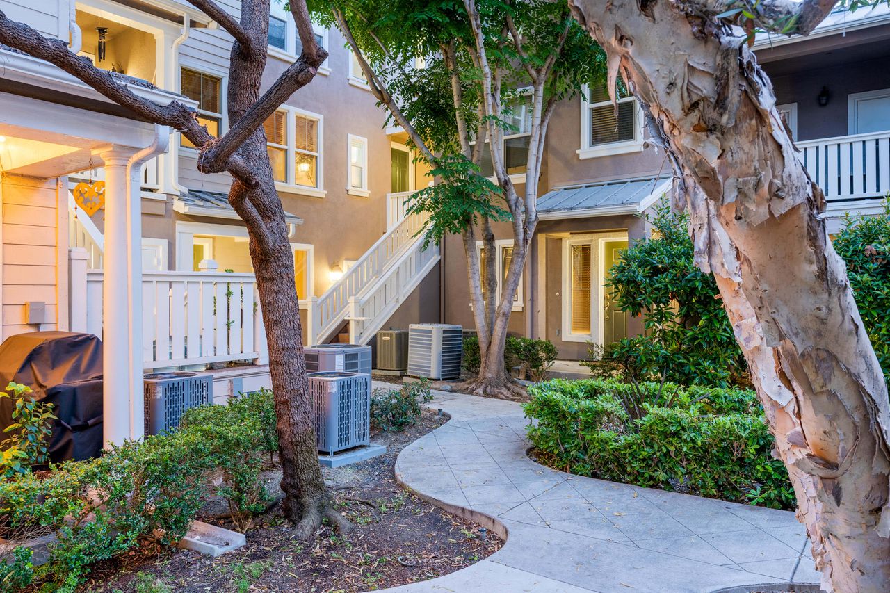 22 Valmont Way photo 2