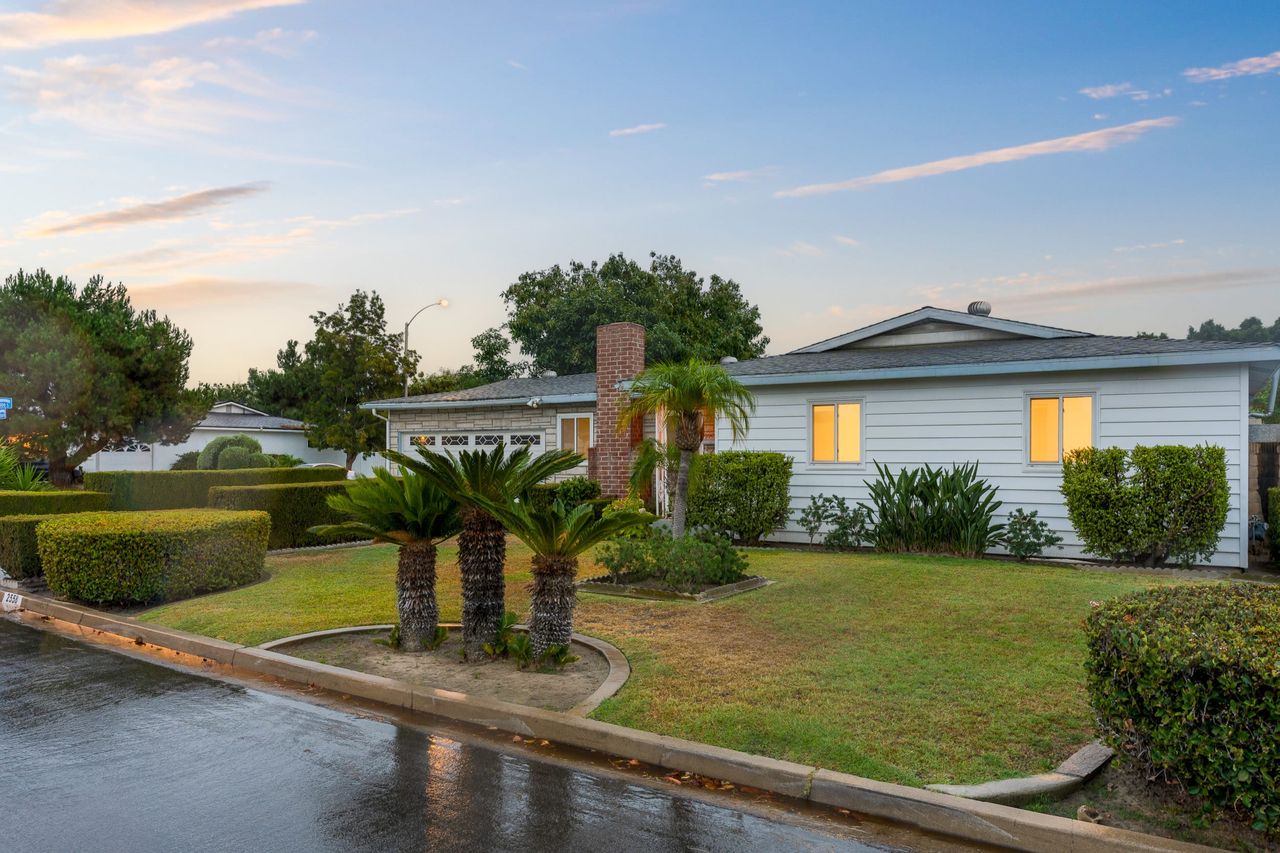 2558 W Heffron Dr photo 3