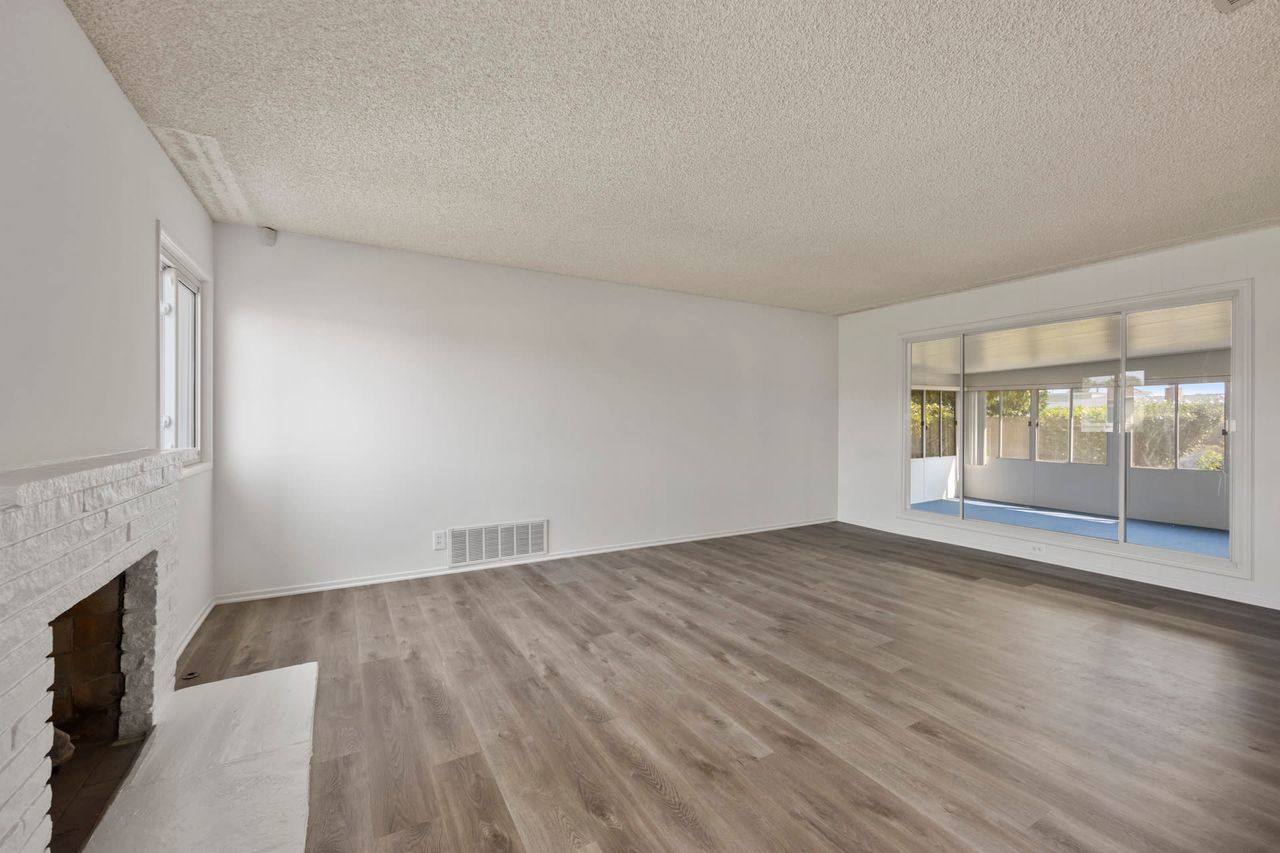 2558 W Heffron Dr photo 4