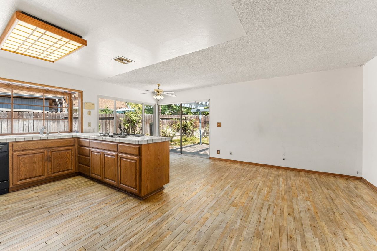 23992 Woodstone St photo 7