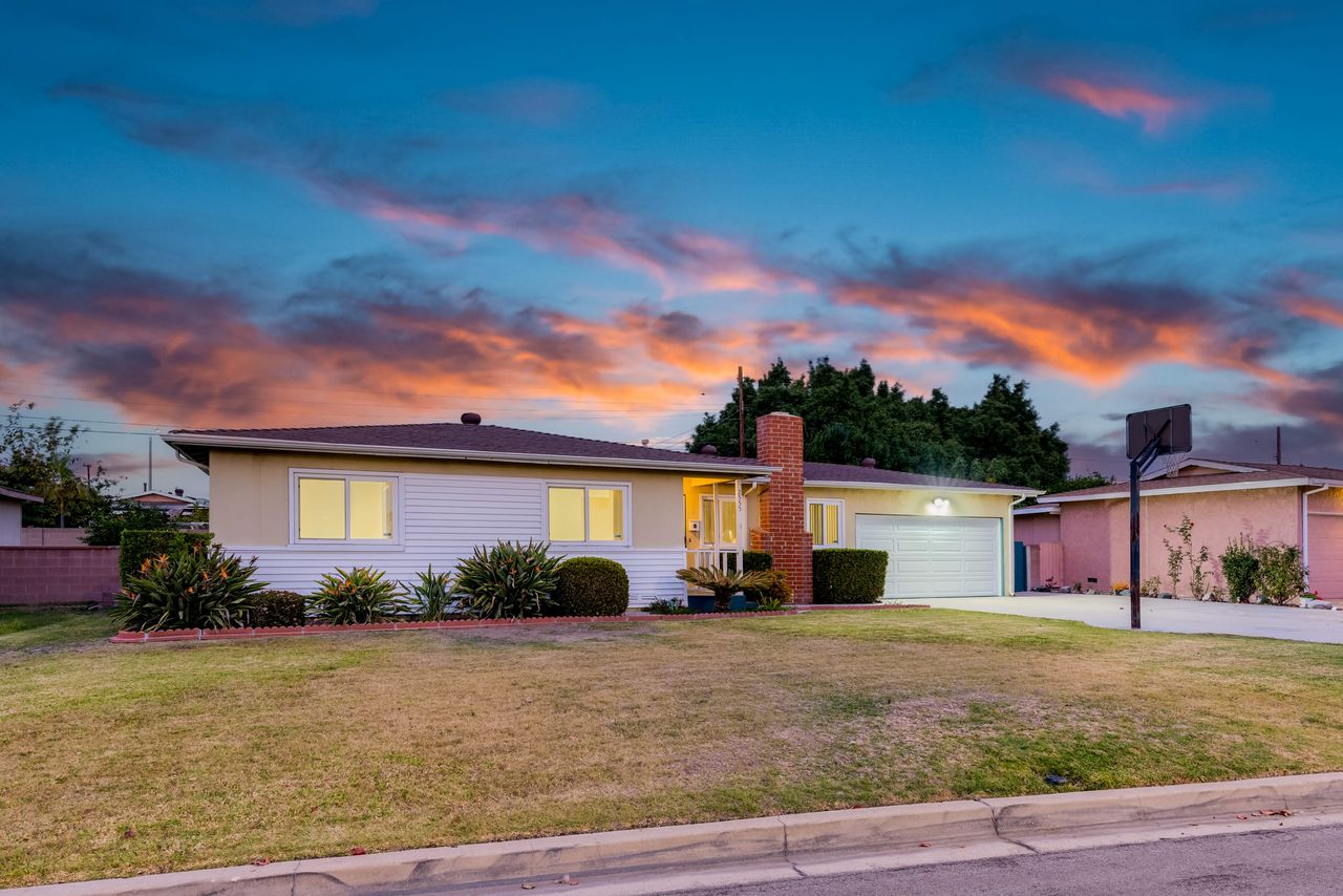 2555 W Heffron Dr photo 2