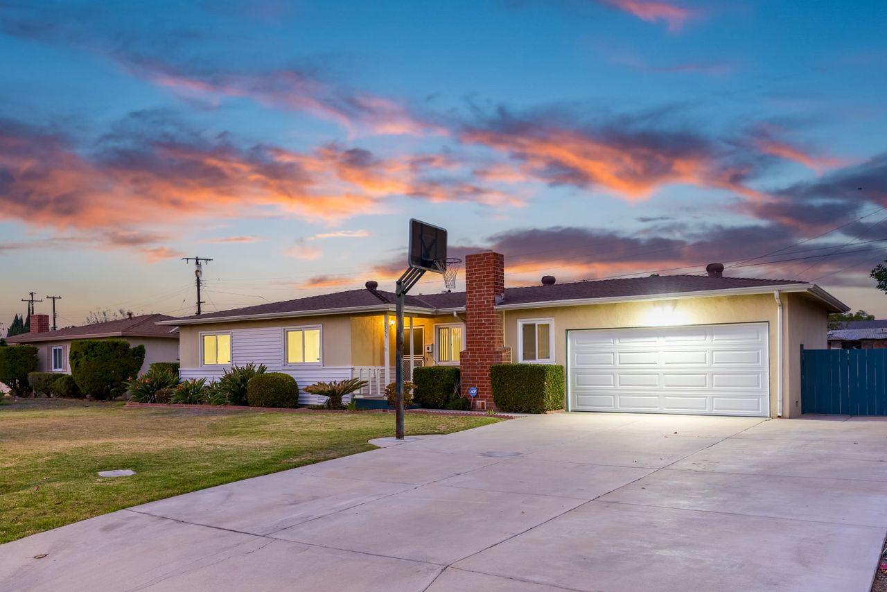 2555 W Heffron Dr photo 1