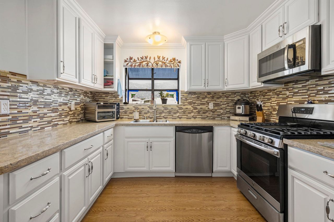 828 Invergarry St. photo 6