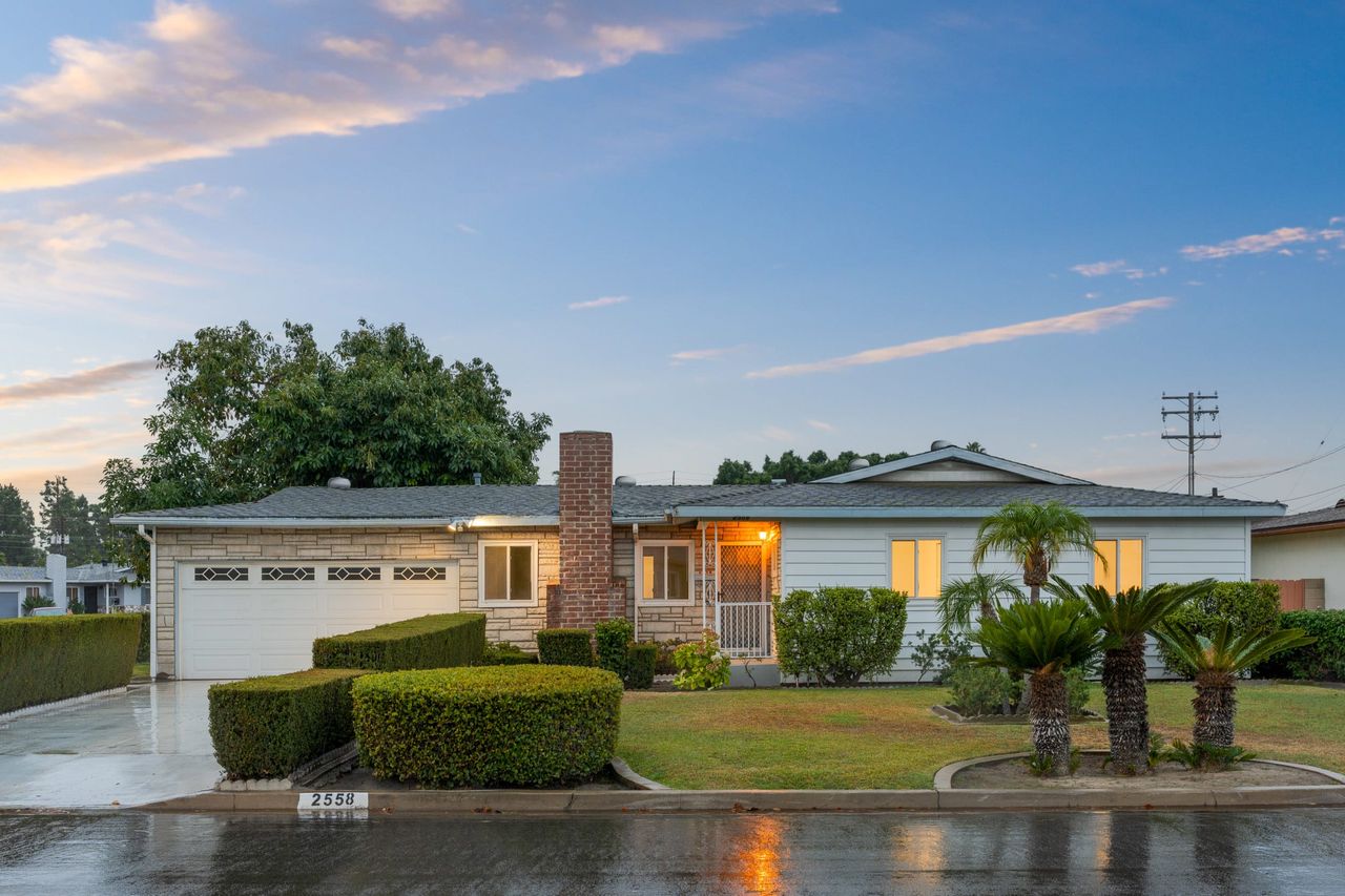 2558 W Heffron Dr photo 2