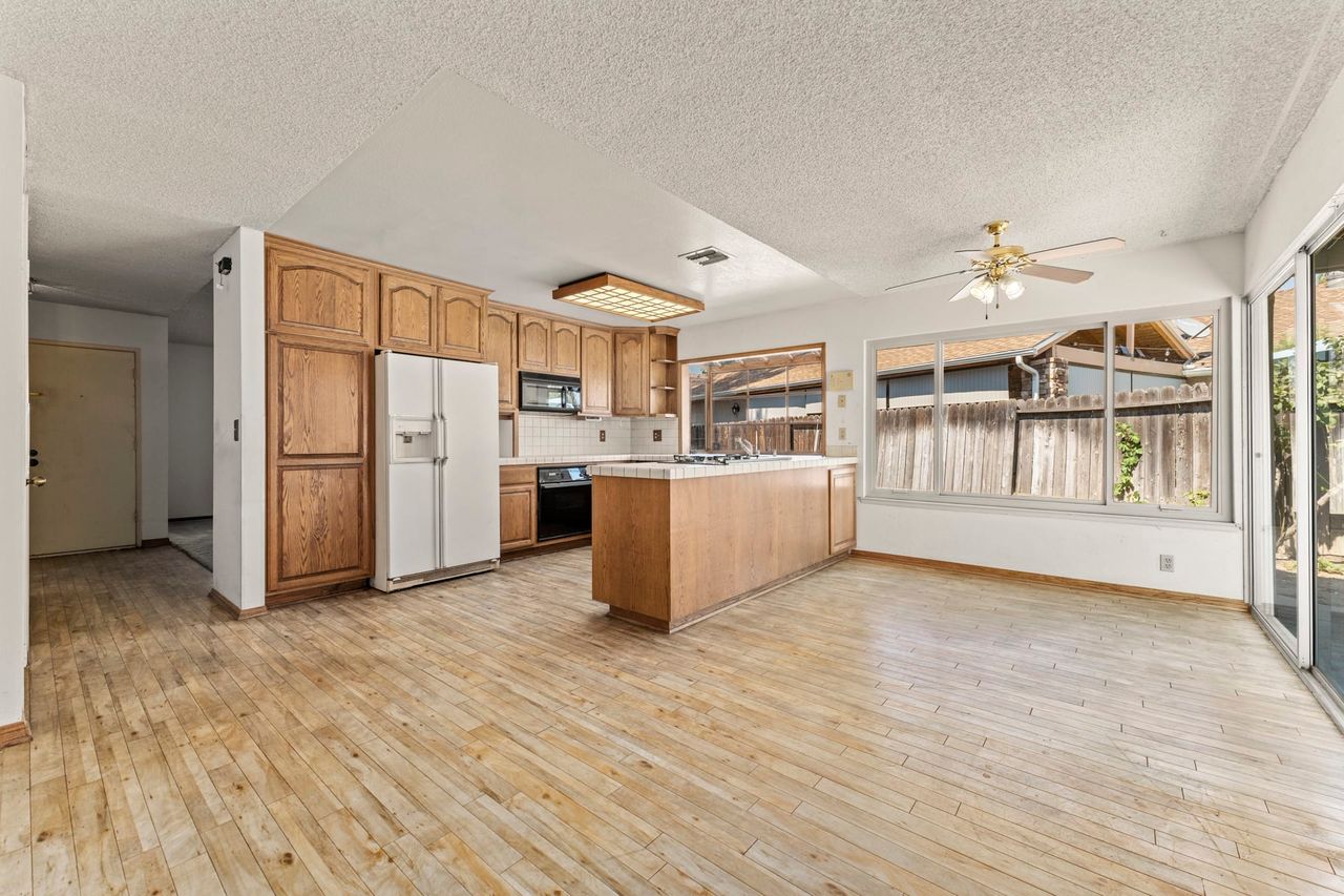 23992 Woodstone St photo 9