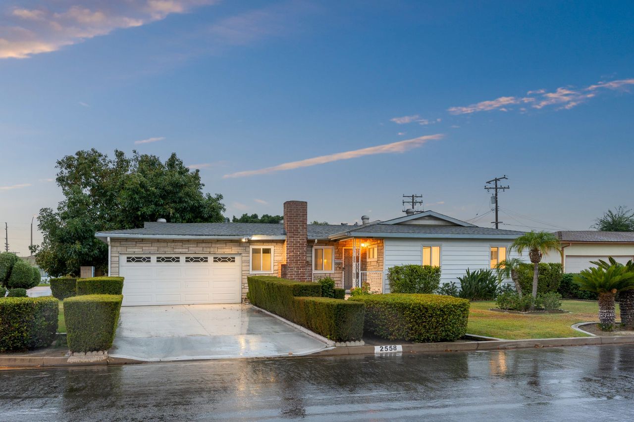 2558 W Heffron Dr photo 1