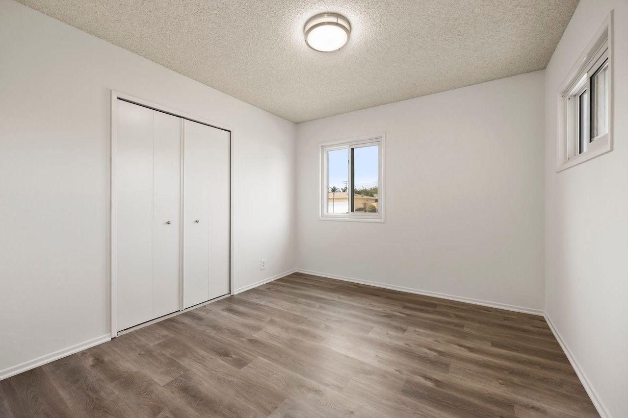 2558 W Heffron Dr photo 7