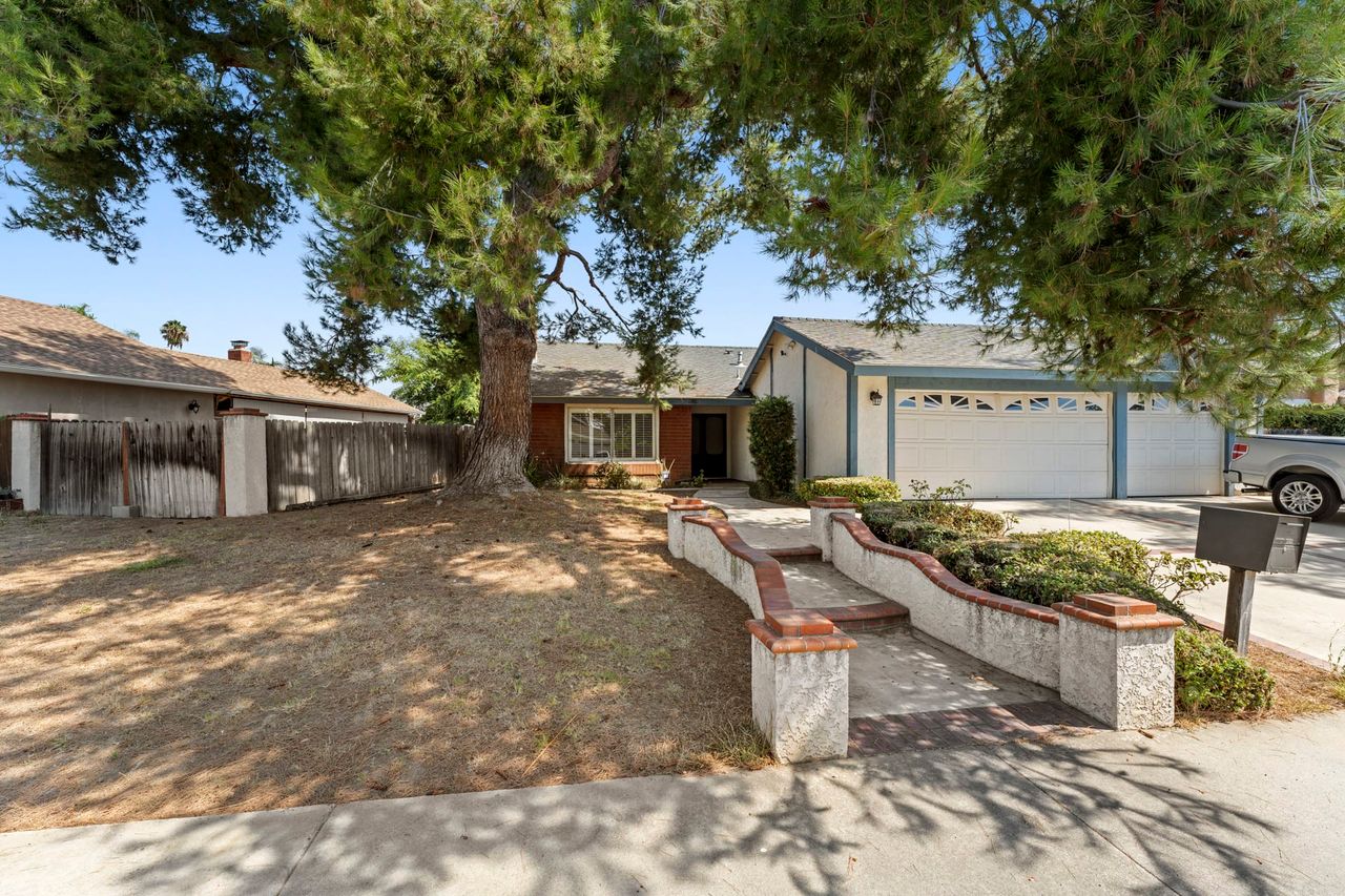 23992 Woodstone St photo 2
