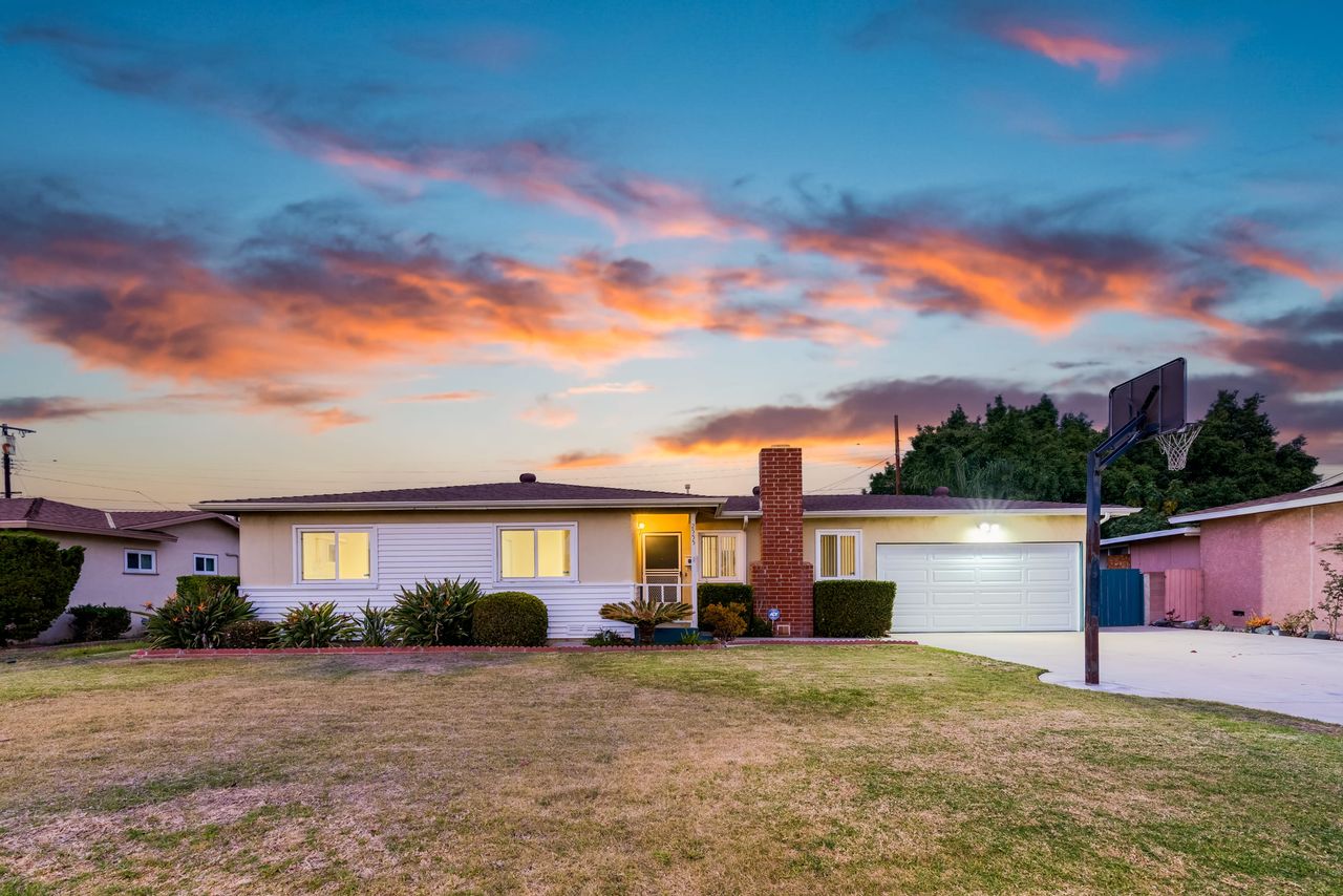 2555 W Heffron Dr photo 3