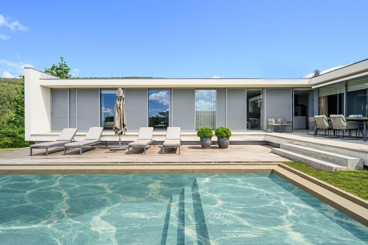 The pool and terrace of the Braga home