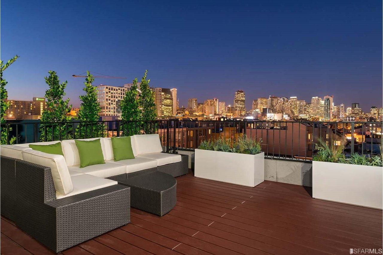Sapphire roofdeck with stunning views of San Francisco's downtown skyline.