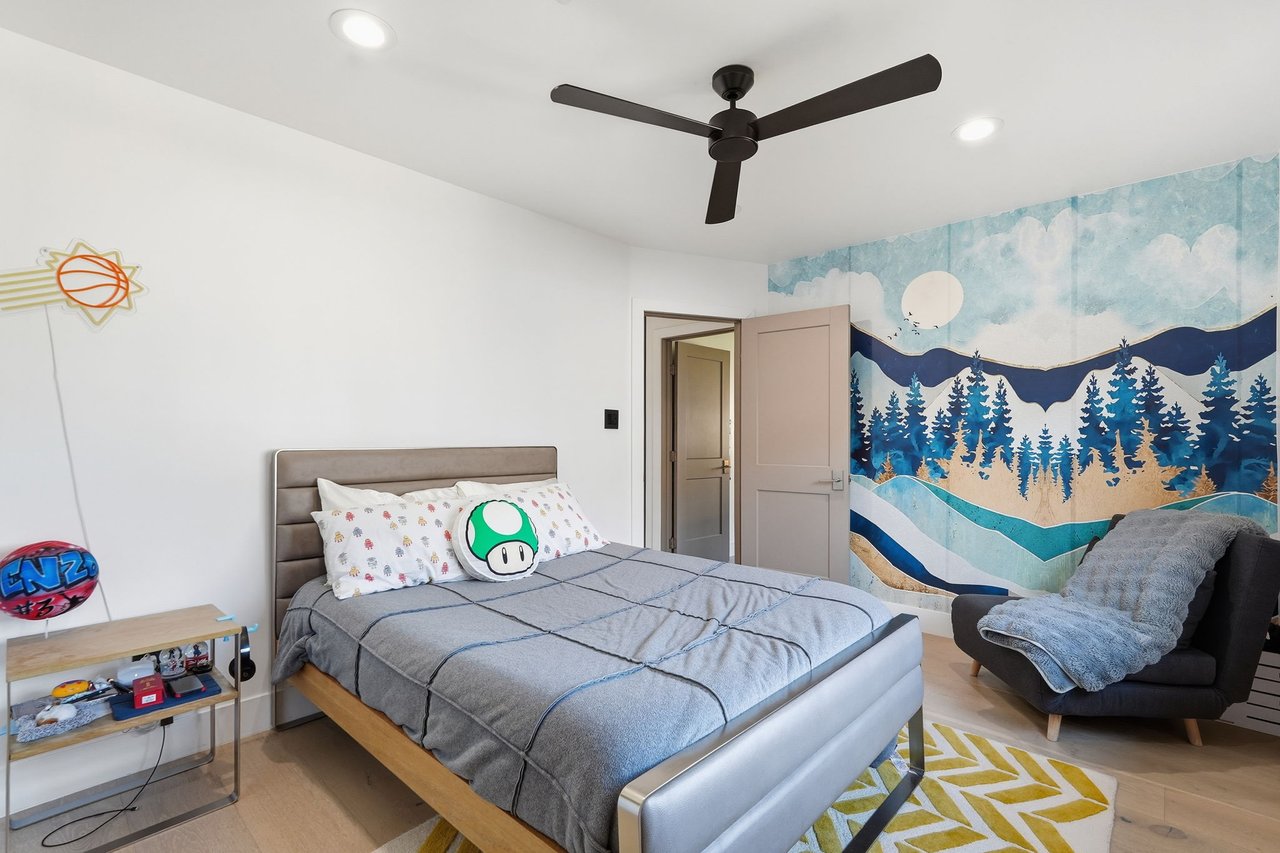 3901 E WELDON Avenue