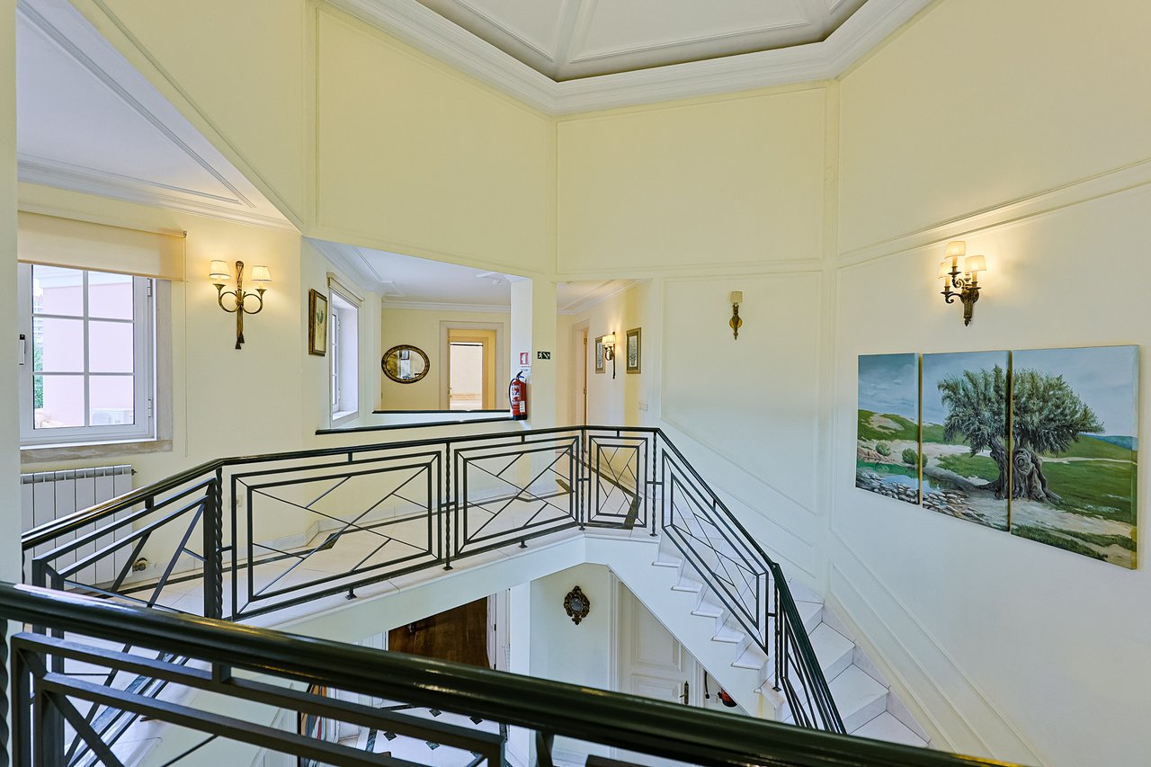 Spacious 8+2-Bedroom Villa with Pool for Rent in Cascais