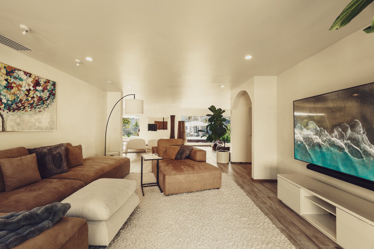 2533 La Condesa Dr, Brentwood