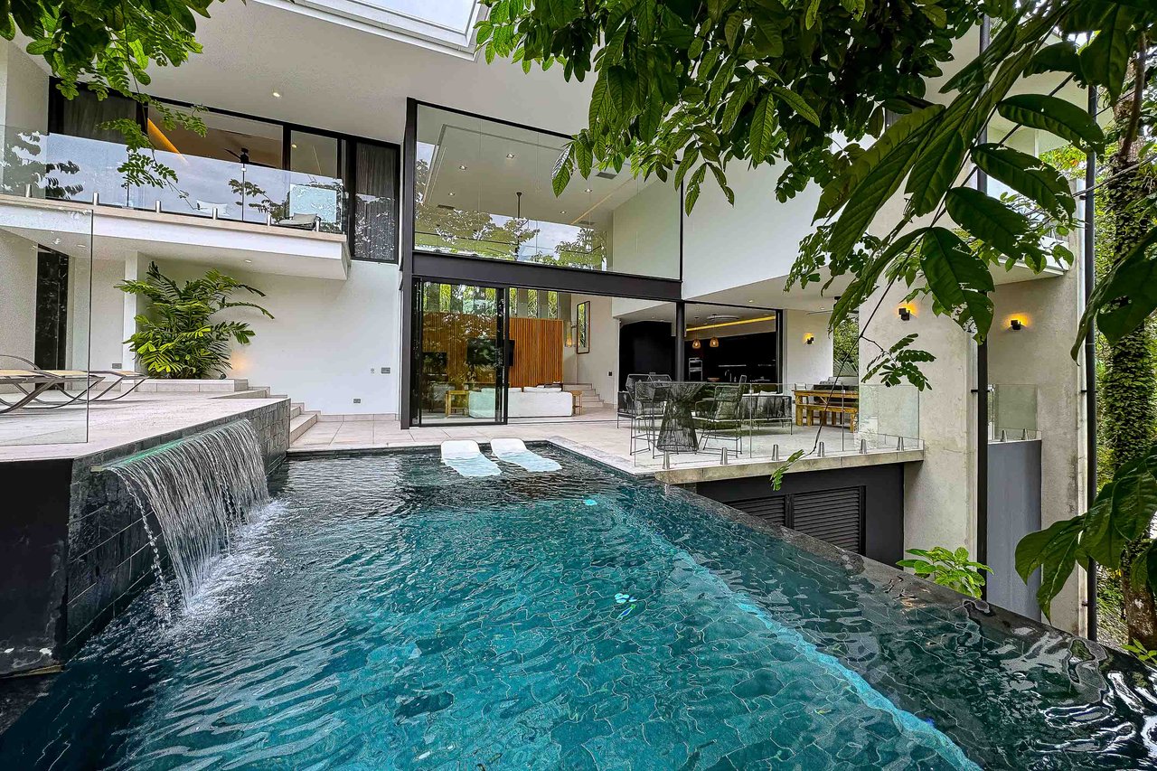  Luxury Vacation Villa located in a Private Gated Community, 