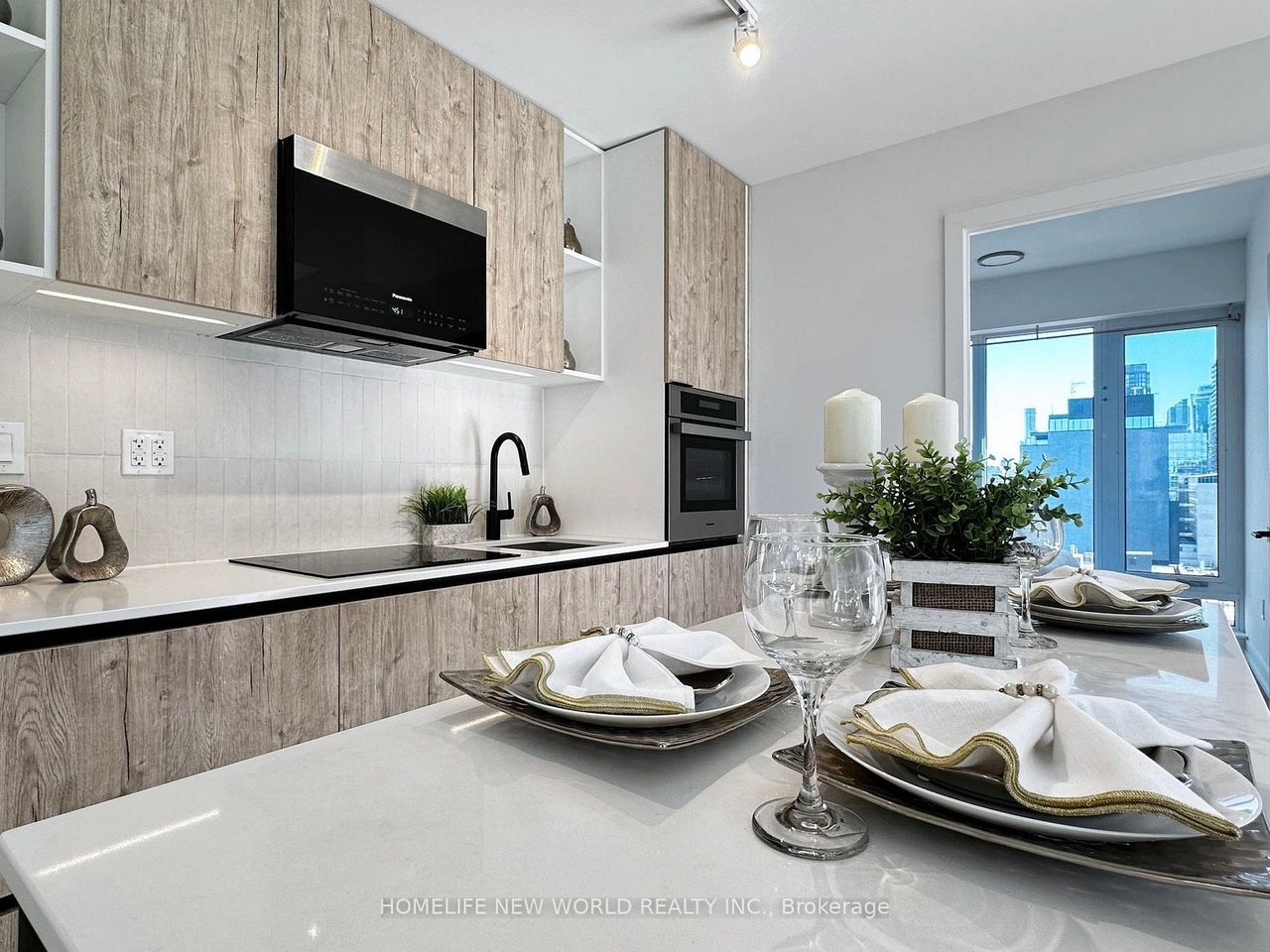 VIBRANT PENTHOUSE IN DOWNTOWN