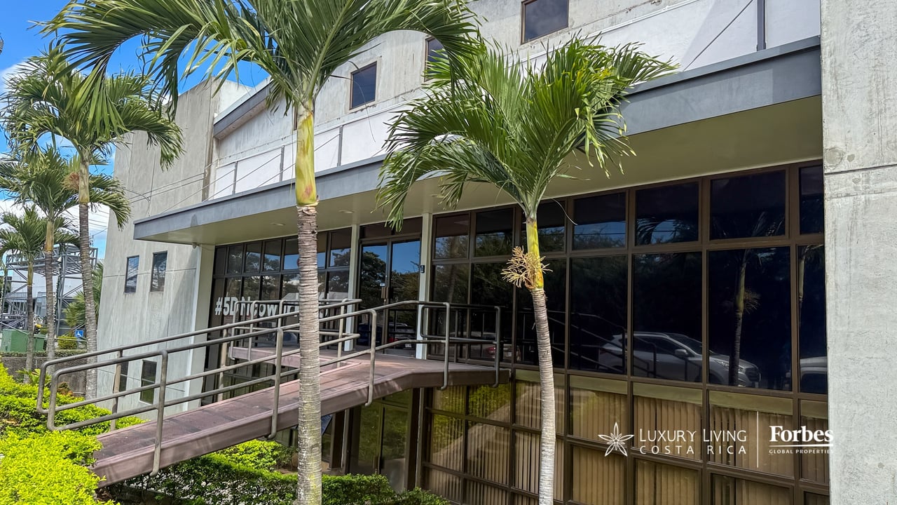 21581 - 3-Story Office/Warehouse with Easy Access to Route 27 in Guachipelin, Escazú