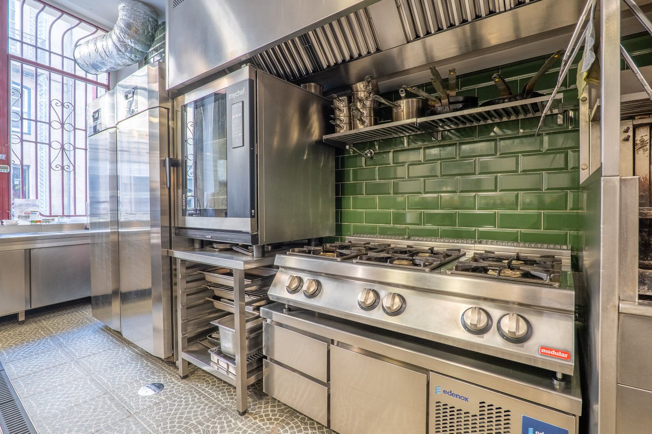 Prime Fine-Dining Restaurant Business Transfer (“Trespasse”) in Central Porto