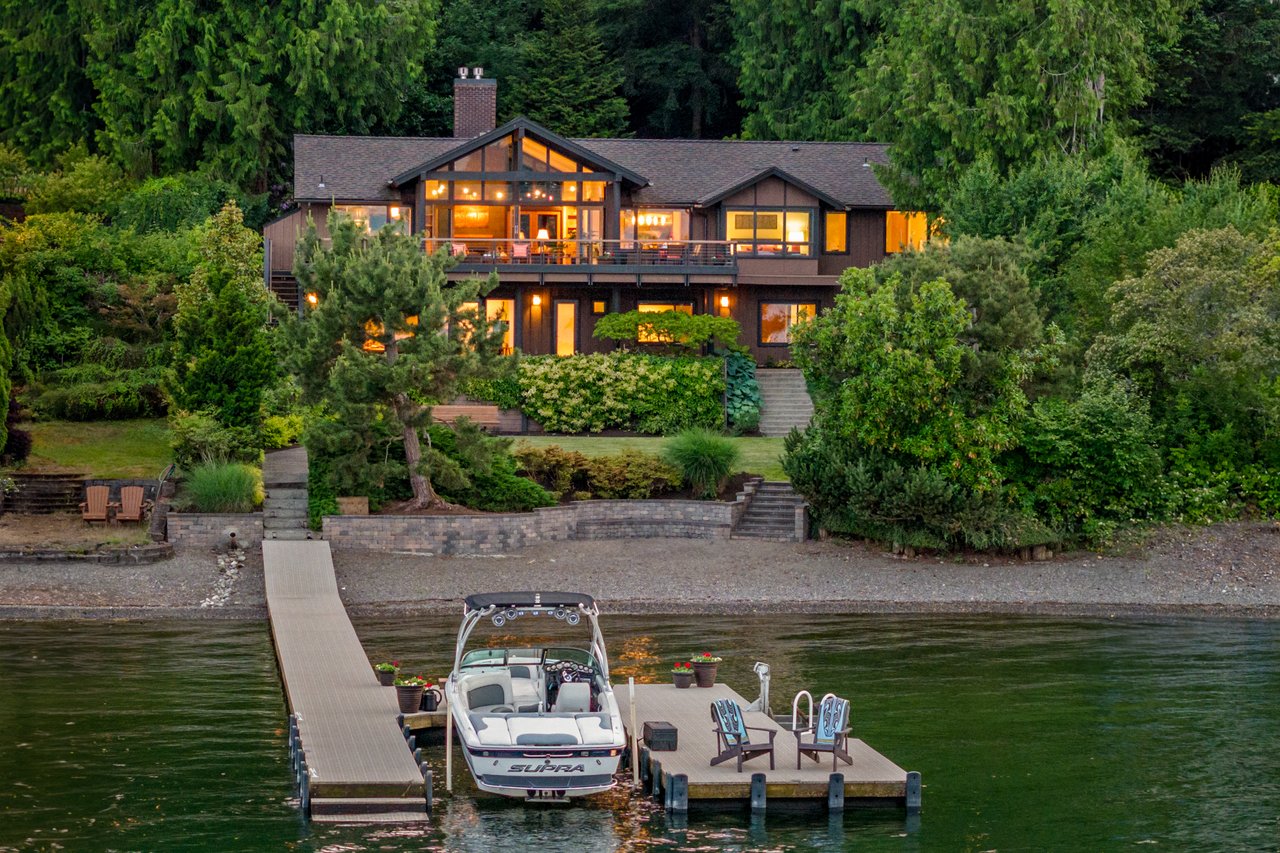 90' OF LUXURIOUS LAKEFRONT LIVING