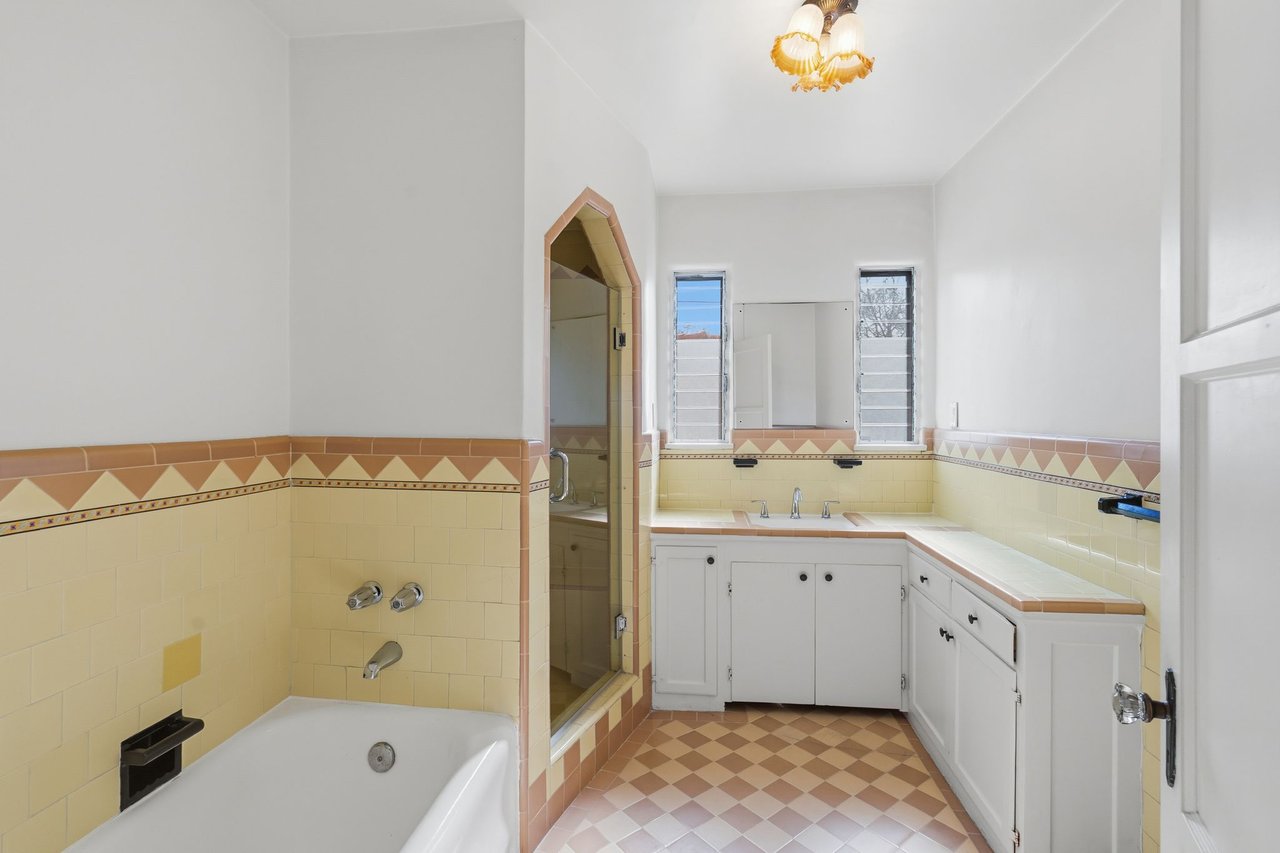 1042 S Crescent Heights