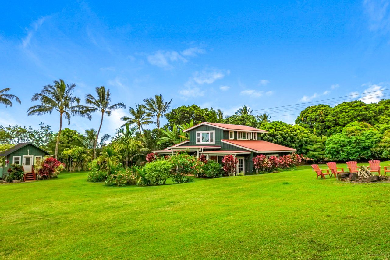 Modern Farmhouse Retreat on 3 Acres in Waipake