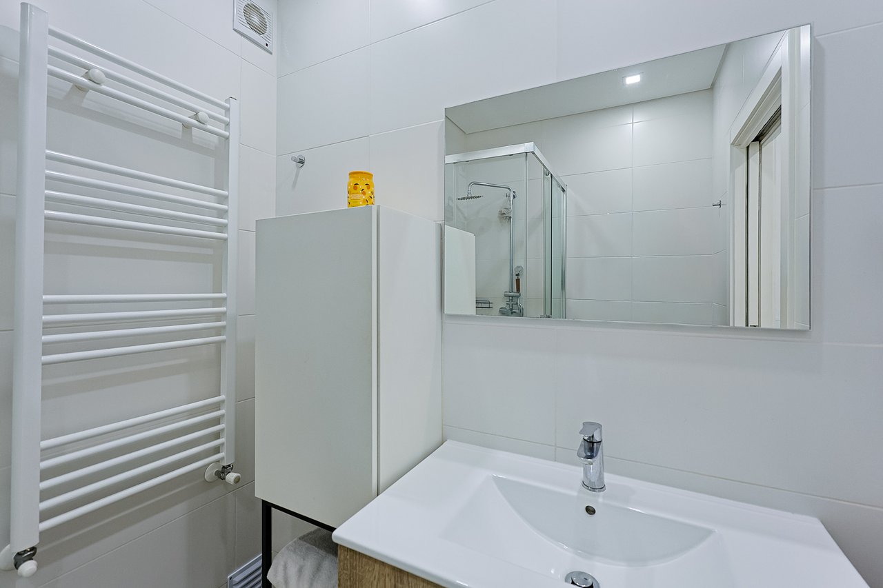 Modern 2-Bed, 2-Bath Apartment in Central Marinha Grande – Near Nazaré