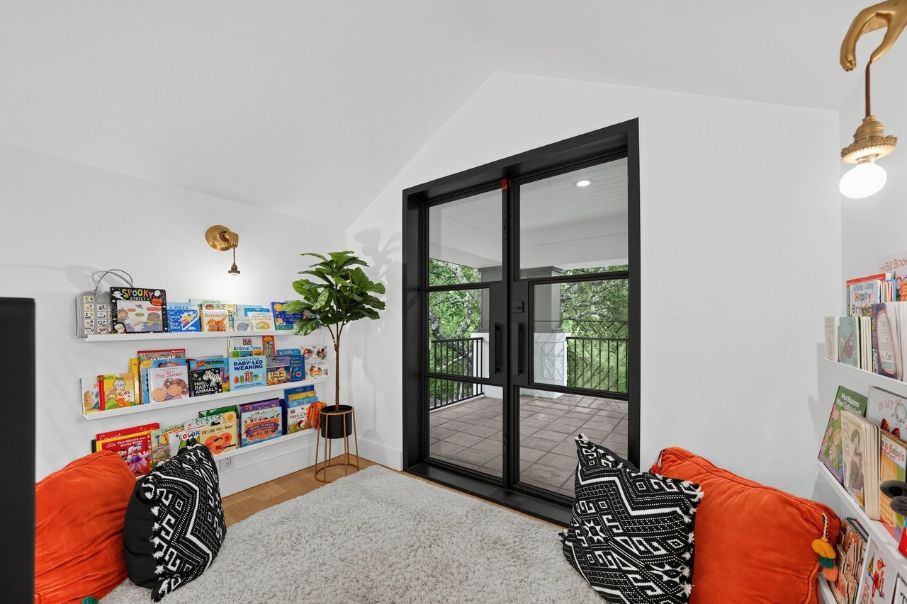THE CANOPY 3.3 private acres in the heart of West Lake Hills.
