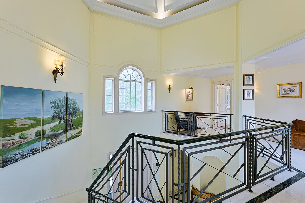 Spacious 8+2-Bedroom Villa with Pool for Rent in Cascais