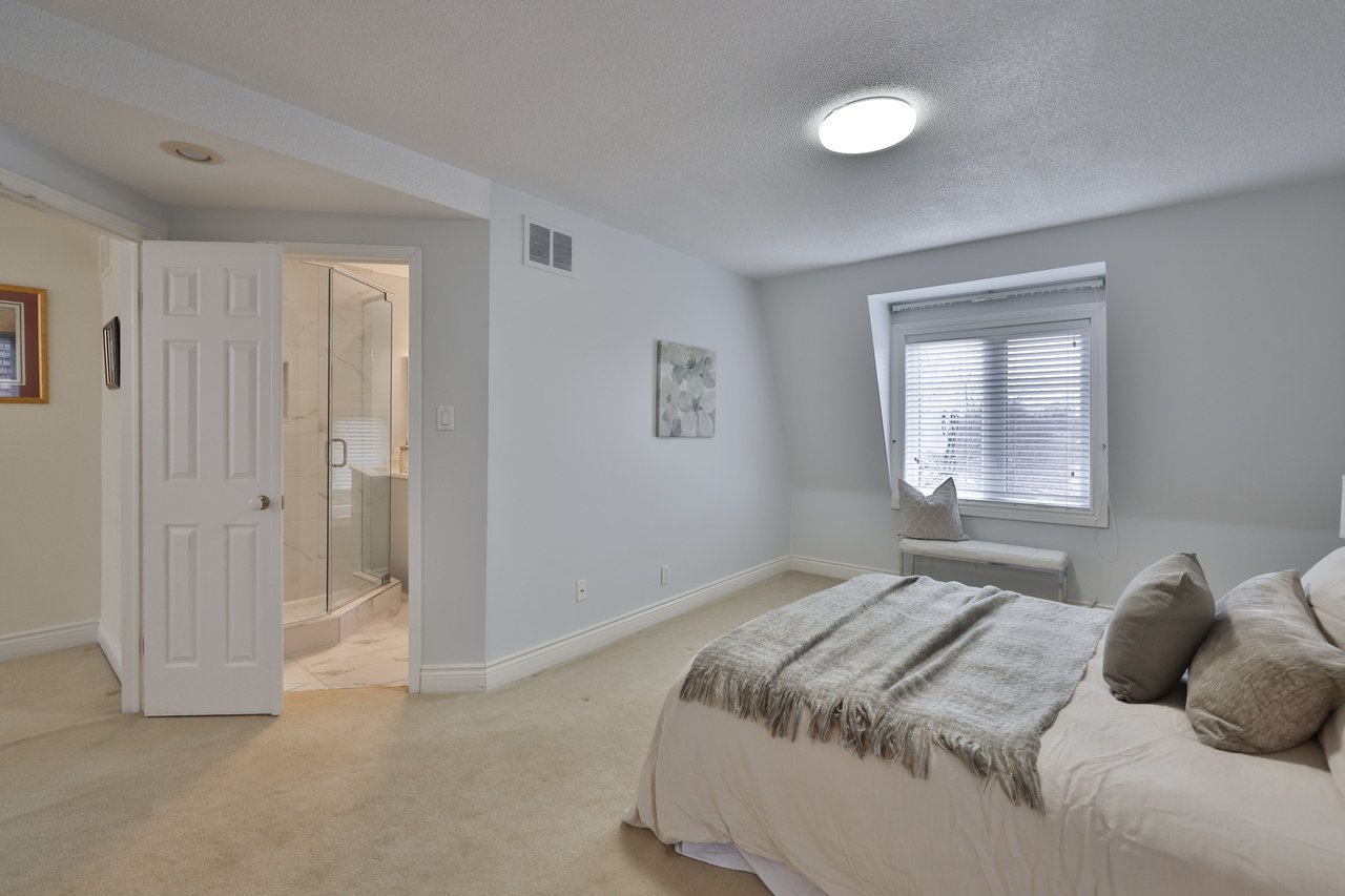 86 Forsythe Street, Oakville