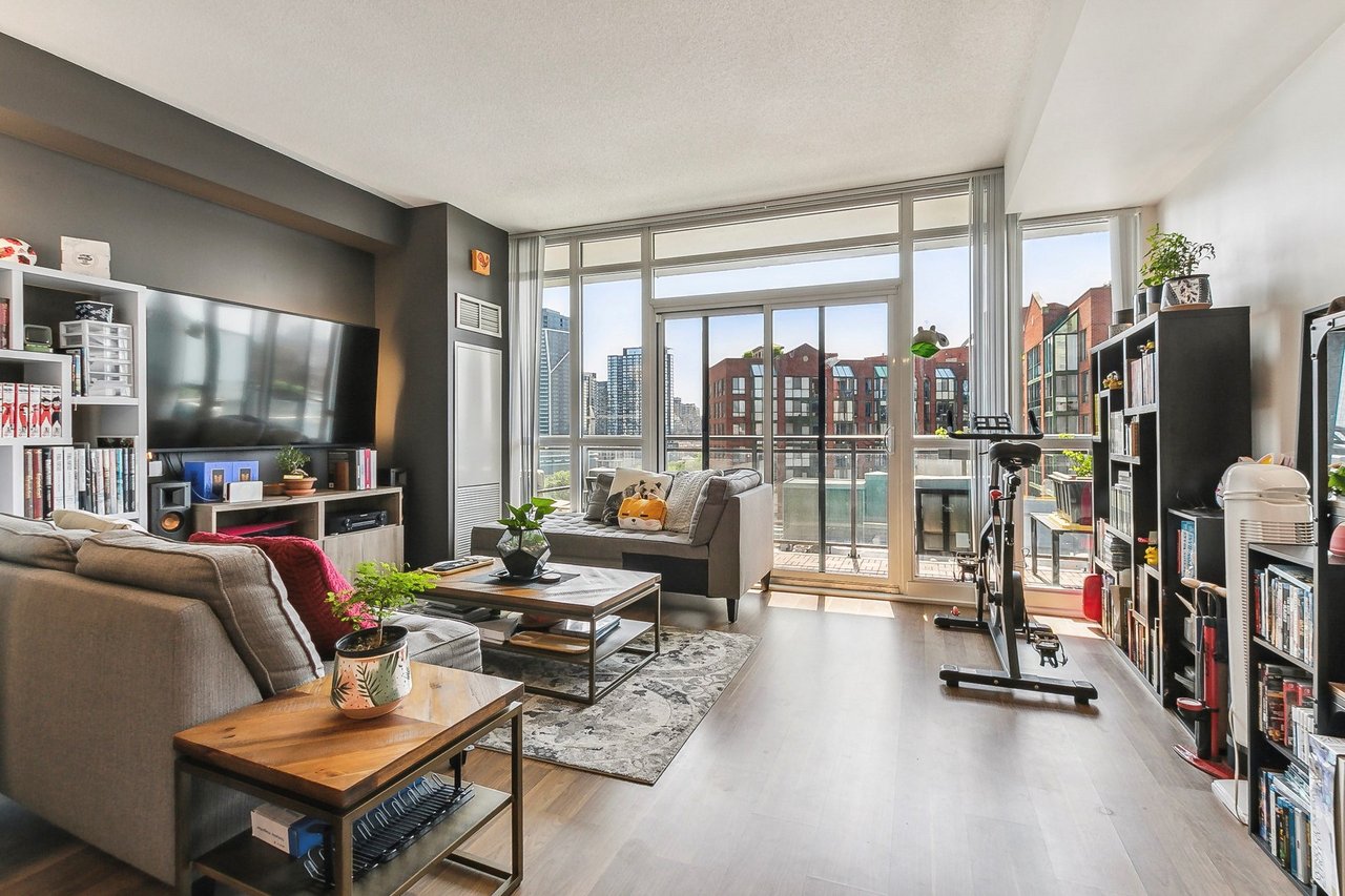775 King St W Unit: 906