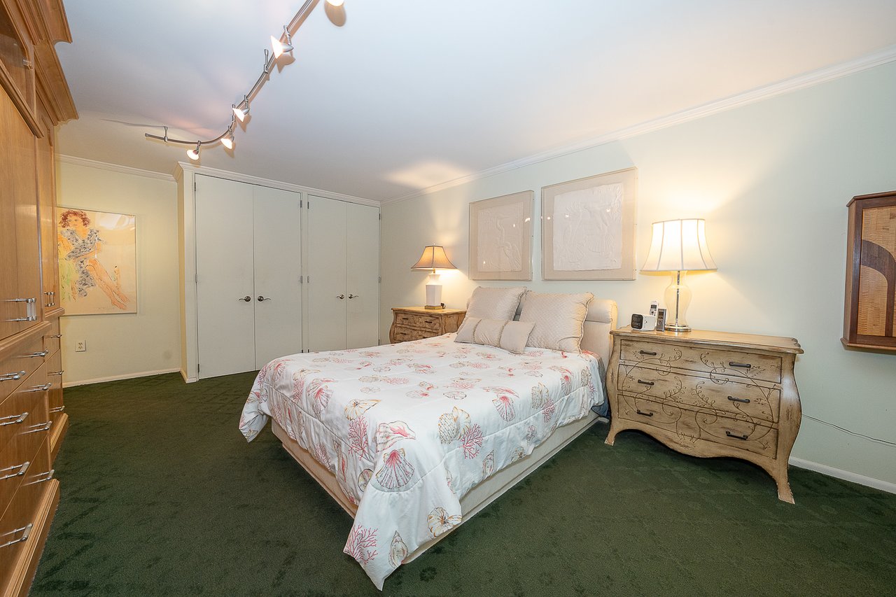 Price Improvement!!! Fab 3 bed 2.5 bath Main Line Condo